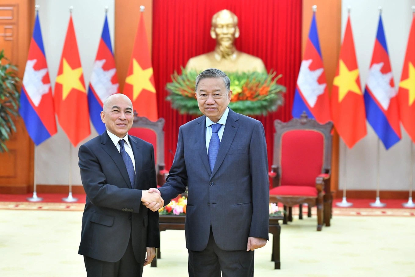 Tổng Bí thư Tô Lâm và Quốc vương Campuchia Preah Bat Samdech Preah Boromneath Norodom Sihamoni trong chuyến thăm Việt Nam hồi tháng 11/2024 (Ảnh: Báo Nhân dân). Tổng Bí thư Tô Lâm và Quốc vương Campuchia Preah Bat Samdech Preah Boromneath Norodom Sihamoni trong chuyến thăm Việt Nam hồi tháng 11/2024 (Ảnh: Báo Nhân dân).