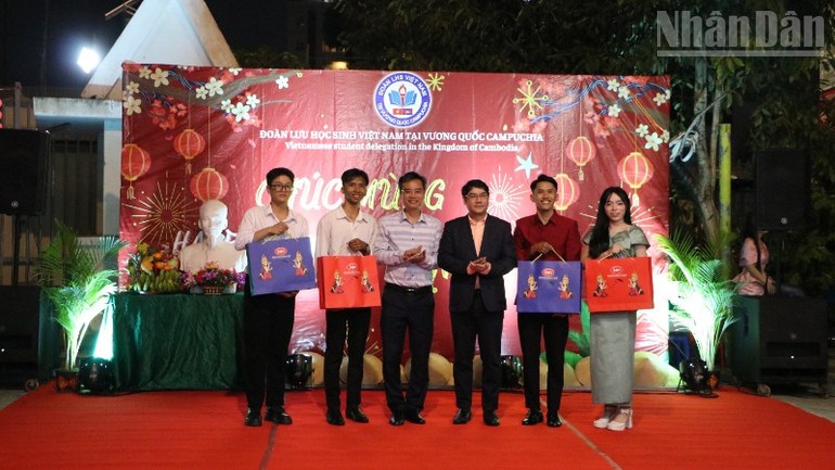Lưu học sinh Việt Nam tại Campuchia đón năm mới Bính Ngọ