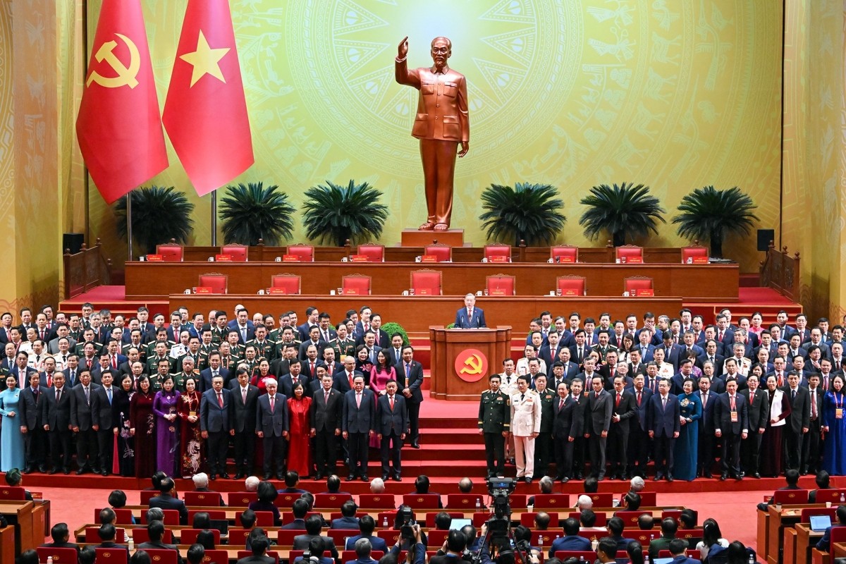Thay mặt Ban Chấp hành Trung ương Đảng khóa XIV, Tổng Bí thư Tô Lâm phát biểu, bày tỏ lòng biết ơn sâu sắc trước sự tin tưởng và tín nhiệm của toàn thể Đại hội, đây là vinh dự và trách nhiệm lớn trước Đảng, trước Nhân dân; khẳng định sẽ nỗ lực hết mình, toàn tâm, toàn lực để phục vụ sự nghiệp cao cả của Đảng, của Cách mạng, của Nhân dân - Ảnh: daihoidangtoanquoc.vn