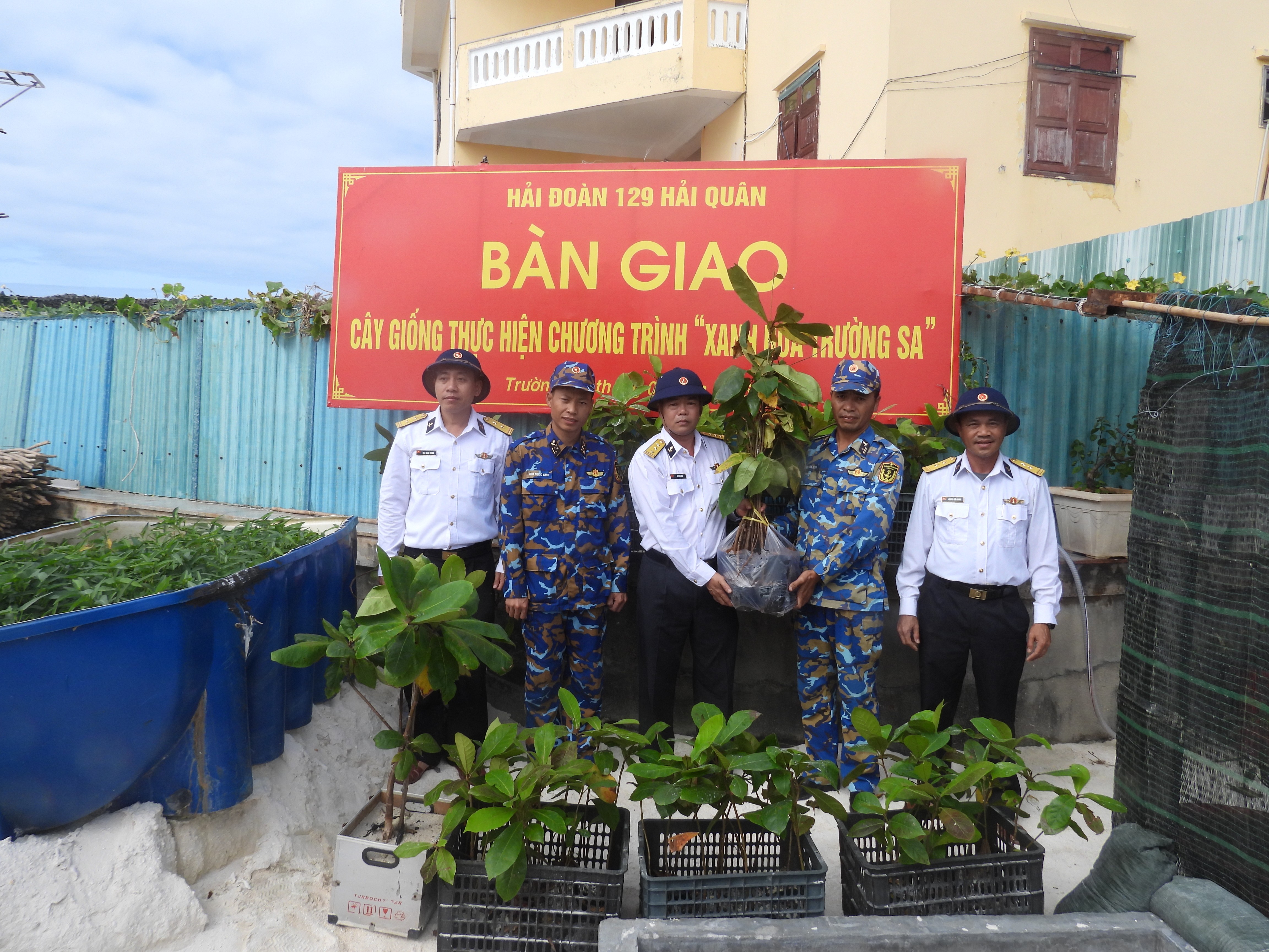Thăm, động viên, chúc tết và tặng quà quân, dân ở đặc khu Trường Sa Thăm, động viên, chúc tết và tặng quà quân, dân ở đặc khu Trường Sa