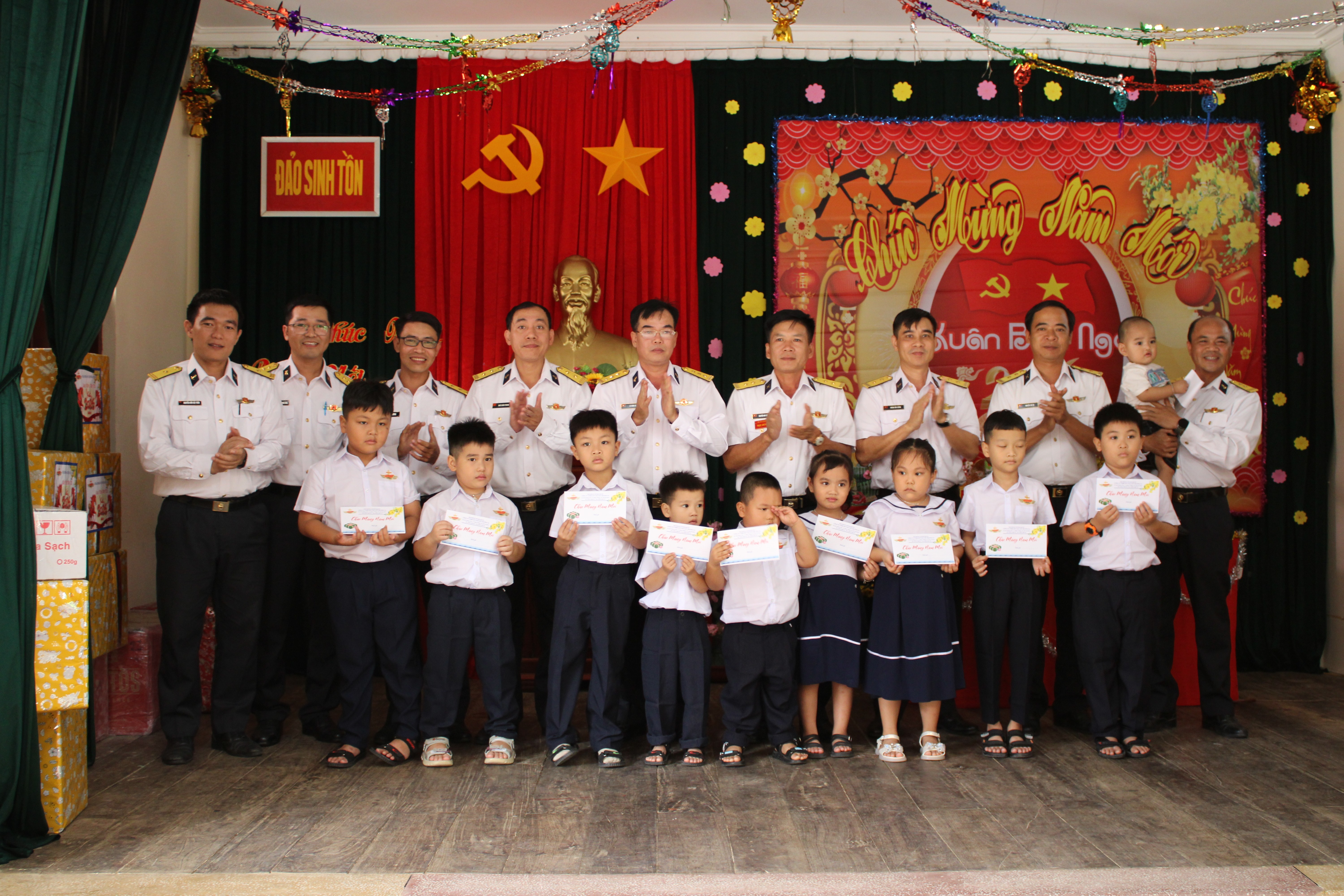 Thăm, động viên, chúc tết và tặng quà quân, dân ở đặc khu Trường Sa Thăm, động viên, chúc tết và tặng quà quân, dân ở đặc khu Trường Sa