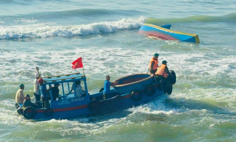 Tàu cá bị sóng đánh chìm tại cửa biển La Gi, 15 thuyền viên được cứu an toàn Tàu cá bị sóng đánh chìm tại cửa biển La Gi, 15 thuyền viên được cứu an toàn