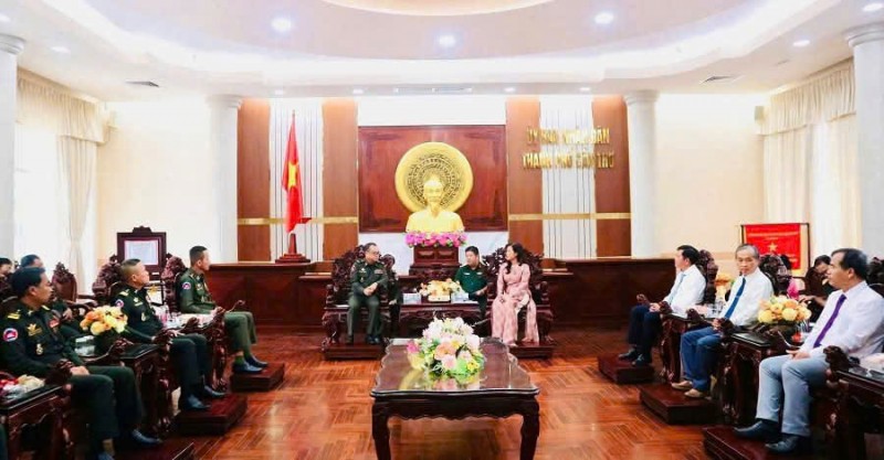 Đoàn Cục Phát triển, Bộ Quốc phòng Campuchia chúc Tết Nguyên đán lãnh đạo TP Cần Thơ Đoàn Cục Phát triển, Bộ Quốc phòng Campuchia chúc Tết Nguyên đán lãnh đạo TP Cần Thơ