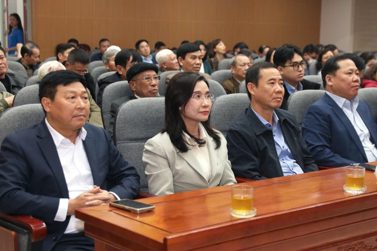 Chủ tịch Bùi Thị Minh Hoài dự Hội nghị lấy ý kiến cử tri nơi cư trú đối với người ứng cử đại biểu Quốc hội Chủ tịch Bùi Thị Minh Hoài dự Hội nghị lấy ý kiến cử tri nơi cư trú đối với người ứng cử đại biểu Quốc hội