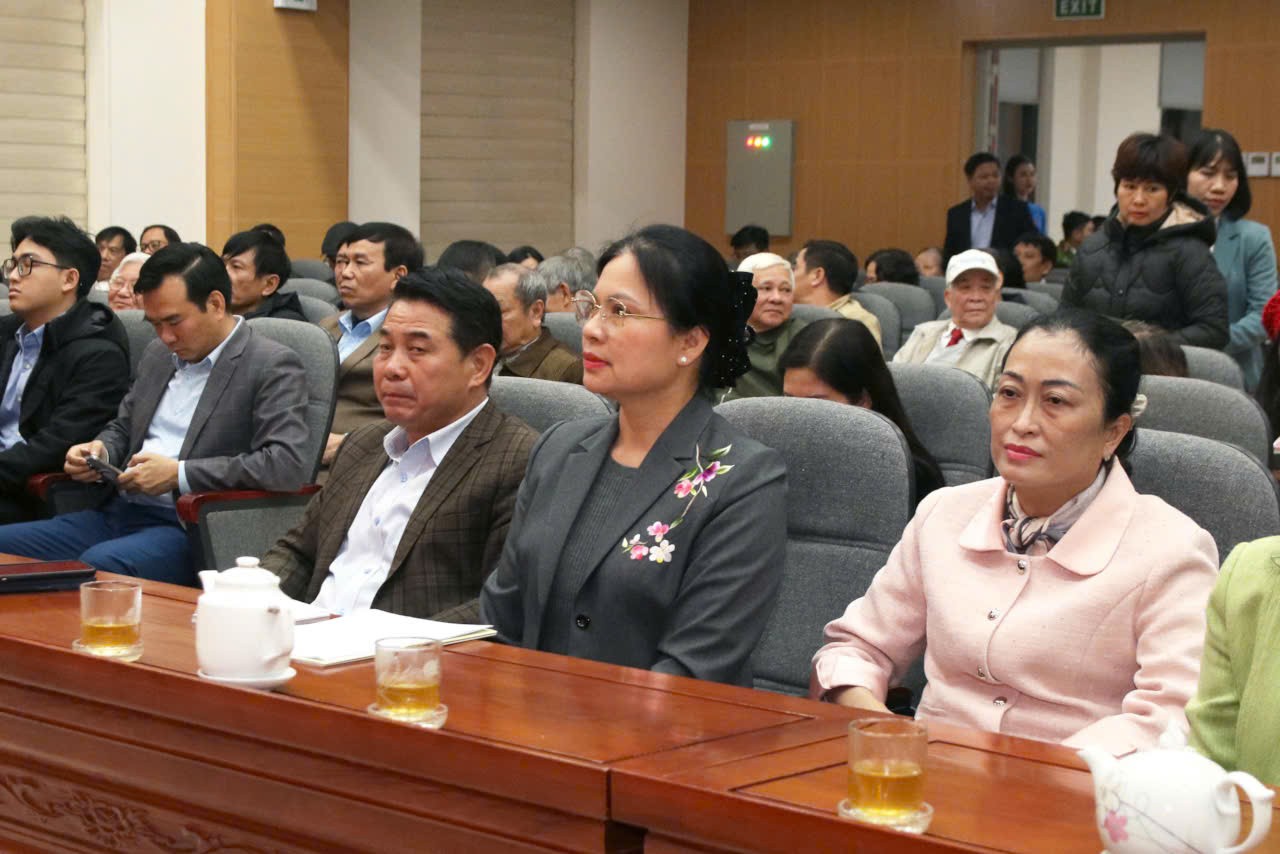 Chủ tịch Bùi Thị Minh Hoài dự Hội nghị lấy ý kiến cử tri nơi cư trú đối với người ứng cử đại biểu Quốc hội Chủ tịch Bùi Thị Minh Hoài dự Hội nghị lấy ý kiến cử tri nơi cư trú đối với người ứng cử đại biểu Quốc hội