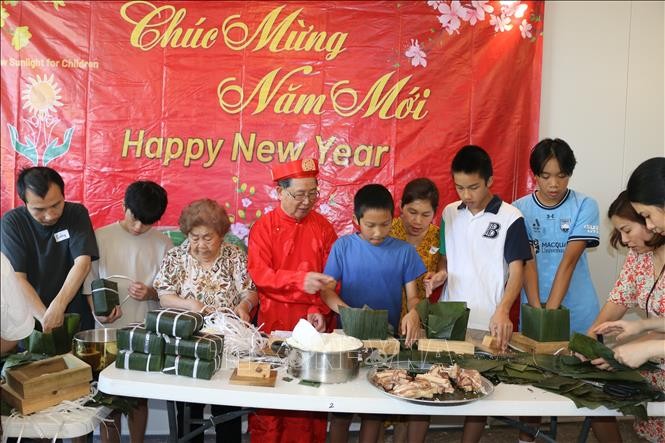 Người Việt tại Australia gói bánh chưng đón Tết