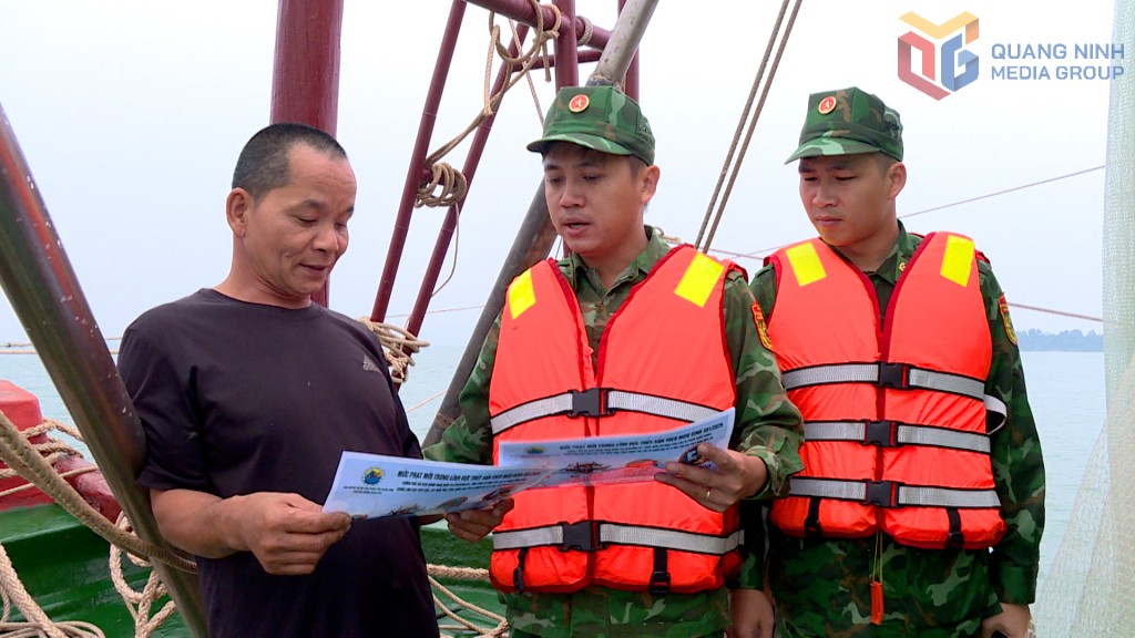 Cán bộ, chiến sĩ Đồn Biên phòng Quảng Đức tuyên truyền, phổ biến quy định chống khai thác IUU cho ngư dân trong quá trình kiểm tra, kiểm soát trên biển (Ảnh: QMG)
