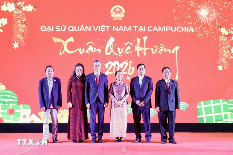 Đại sứ Nguyễn Minh Vũ và phu nhân cùng các lãnh đạo Campuchia và đại diện cộng đồng người Việt tại Campuchia. (Ảnh: Quang Anh/TTXVN) Đại sứ Nguyễn Minh Vũ và phu nhân cùng các lãnh đạo Campuchia và đại diện cộng đồng người Việt tại Campuchia. (Ảnh: Quang Anh/TTXVN)