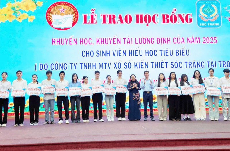 Cần Thơ: Trao học bổng khuyến học, khuyến tài “Lương Định Của” cho sinh viên hiếu học tiêu biểu Cần Thơ: Trao học bổng khuyến học, khuyến tài “Lương Định Của” cho sinh viên hiếu học tiêu biểu