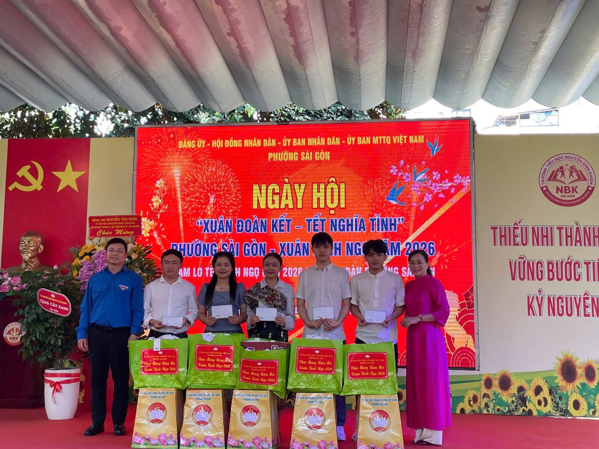 Lưu học sinh Lào, Campuchia tìm hiểu Tết cổ truyền Việt Nam