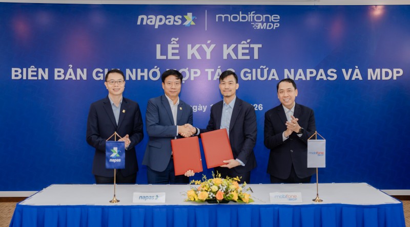 Việc tiếp tục phát triển hạ tầng thanh toán quốc gia với khả năng kết nối liên thông, linh hoạt và thích ứng với các mô hình kinh doanh mới mang ý nghĩa quan trọng, nhằm đáp ứng sự phát triển nhanh chóng của nền kinh tế số, góp phần đẩy mạnh quá trình chuyển đổi số quốc gia và xã hội số theo định hướng phát triển của Chính phủ.  Theo nội dung Biên bản ghi nhớ, MDP và NAPAS – hai tổ chức trung gian thanh toán được cấp phép dịch vụ chuyển mạch tài chính và bù trừ điện tử – thống nhất thiết lập quan hệ hợp tác nhằm thực hiện mục tiêu gia tăng giá trị cho các tổ chức thành viên, đồng thời đóng góp tích cực cho sự phát triển bền vững của thị trường thanh toán Việt Nam. Trong khuôn khổ hợp tác, hai bên sẽ phối hợp nghiên cứu, đánh giá phương án kết nối hai hệ thống chuyển mạch tài chính. Phạm vi nghiên cứu tập trung vào các yếu tố cốt lõi: kiến trúc hệ thống, phương án kết nối kỹ thuật, quy trình nghiệp vụ, mô hình vận hành cùng các yêu cầu về an toàn, bảo mật thông tin, quản trị rủi ro và tuân thủ pháp luật. Song song, MDP chia sẻ thông tin về Đề án thanh toán mới mà công ty đang nghiên cứu và cùng NAPAS đánh giá để phát triển, mở rộng hợp tác đối với các dịch vụ thanh toán phù hợp. Hai bên cũng thống nhất mở rộng phát triển các dịch vụ thanh toán bao gồm thanh toán qua tài khoản, thanh toán qua mã QR nội địa và xuyên biên giới trên cơ sở sử dụng thương hiệu VietQR cùng các chuẩn nhận diện điểm chấp nhận thanh toán liên quan. Hai bên cũng sẽ phối hợp xây dựng bộ quy tắc vận hành tiêu chuẩn chung cho các dịch vụ thanh toán dựa trên tài khoản. Bộ quy tắc này sẽ là nền tảng quan trọng để đảm bảo tính minh bạch, công bằng và an toàn cho toàn thị trường. Việc ký kết Biên bản ghi nhớ giữa MDP và NAPAS phù hợp với chủ trương, định hướng tại Quyết định số 1813/QĐ-TTg của Chính phủ về thúc đẩy thanh toán không dùng tiền mặt và phát triển hạ tầng thanh toán quốc gia hiện đại, an toàn và hiệu quả. Việc tăng cường hợp tác và kết nối liên thông giữa các hệ thống chuyển mạch sẽ góp phần thúc đẩy hạ tầng thanh toán, tối ưu nguồn lực xã hội, đồng thời tạo điều kiện để các tổ chức cung ứng dịch vụ thanh toán và các tổ chức thành viên khai thác hiệu quả hạ tầng chung, qua đó thúc đẩy sự phát triển bền vững của hệ sinh thái thanh toán Việt Nam.  Phát biểu tại lễ ký kết, ông Phan Thanh Sơn - Tổng Giám đốc MDP cho biết: “Việc ký kết Biên bản ghi nhớ với NAPAS là bước đi quan trọng trong chiến lược phát triển hạ tầng thanh toán số của MDP. Thông qua sự phối hợp chặt chẽ giữa hai tổ chức chuyển mạch, chúng tôi kỳ vọng sẽ cùng nhau xây dựng các mô hình kết nối liên thông hiệu quả, qua đó mở rộng khả năng tiếp cận dịch vụ thanh toán cho các tổ chức thành viên và đóng góp tích cực cho sự phát triển dài hạn của thị trường thanh toán Việt Nam.” Ông Nguyễn Quang Minh – Tổng Giám đốc NAPAS chia sẻ:“Sự hiện diện của MDP trên thị trường đánh dấu bước tiến mới, mang lại động lực tăng trưởng và thúc đẩy cạnh tranh tích cực. Biên bản ghi nhớ ký kết hôm nay có ý nghĩa quan trọng giúp NAPAS và MDP cùng nhau phát huy thế mạnh của mỗi bên, qua đó mang lại giá trị thiết thực cho xã hội, góp phần phát triển thị trường bền vững.”