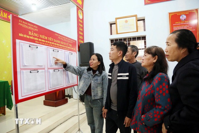 Người dân Tổ dân phố Sa Động, phường Đồng Hới (Quảng Trị) tìm hiểu thông tin về các cử tri bầu cử đại biểu Quốc hội khóa XVI và đại biểu HĐND các cấp nhiệm kỳ 2026-2031. (Ảnh: TTXVN) Người dân Tổ dân phố Sa Động, phường Đồng Hới (Quảng Trị) tìm hiểu thông tin về các cử tri bầu cử đại biểu Quốc hội khóa XVI và đại biểu HĐND các cấp nhiệm kỳ 2026-2031. (Ảnh: TTXVN)