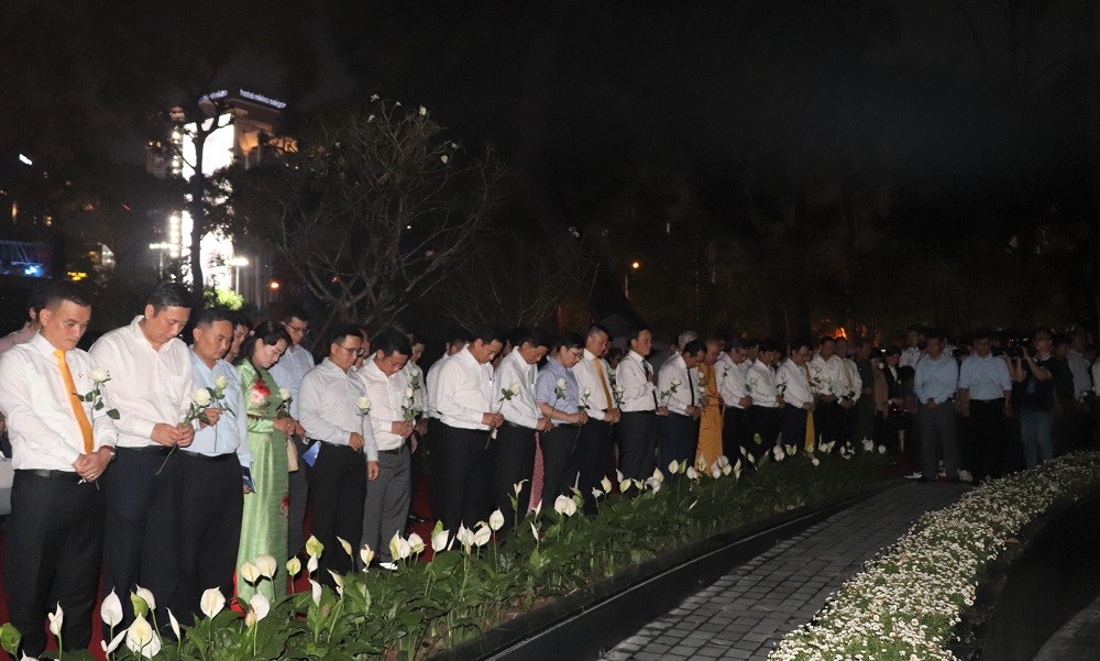 các đại biểu dành phút mặc niệm tưởng nhớ các nạn nhân Covid-19