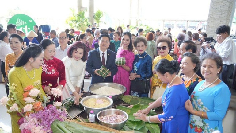  bà con kiều bào 