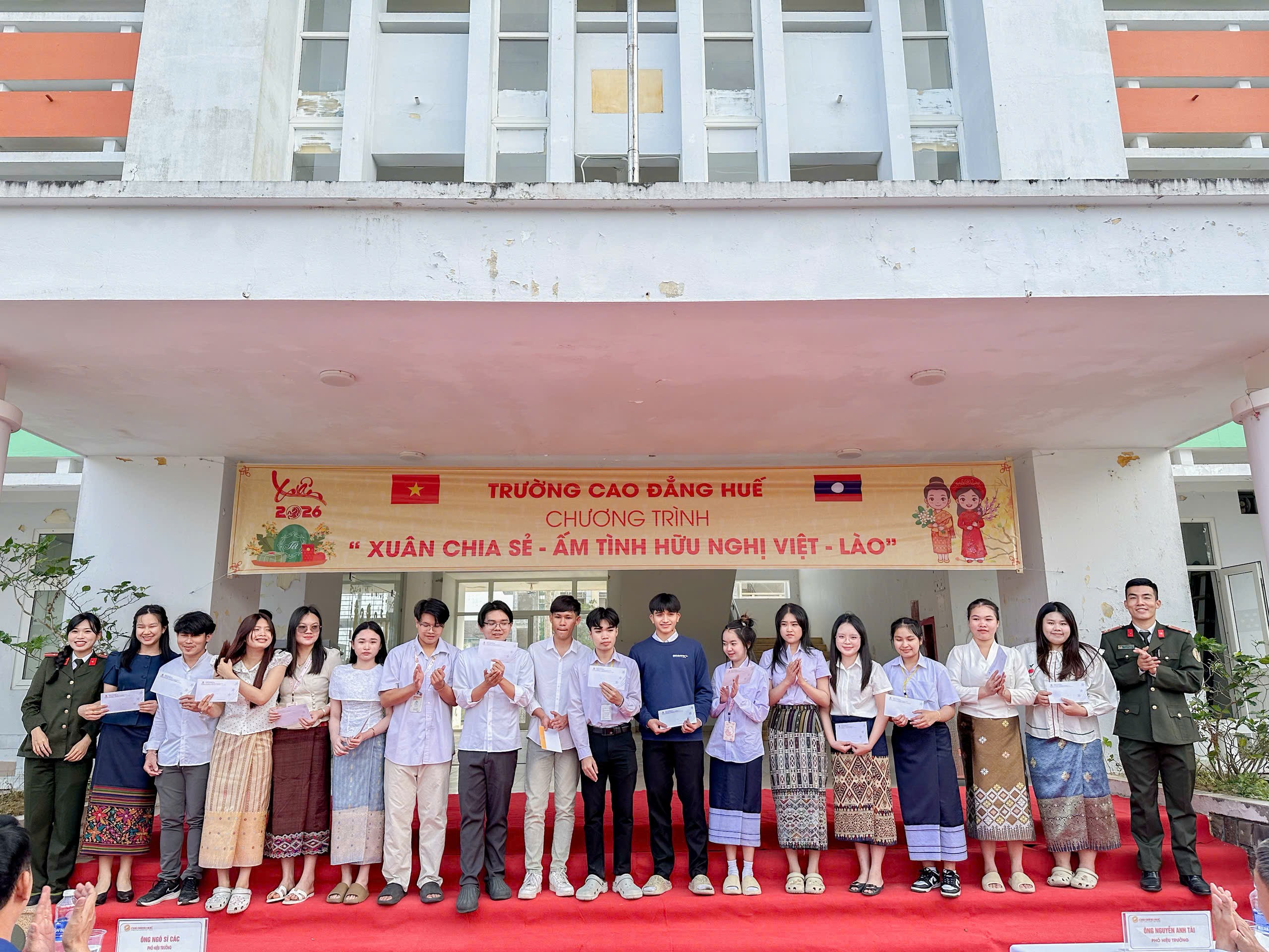 Trường Cao đẳng Huế Trao quà cho các em lưu học sinh Lào về quê Trường Cao đẳng Huế Trao quà cho các em lưu học sinh Lào về quê