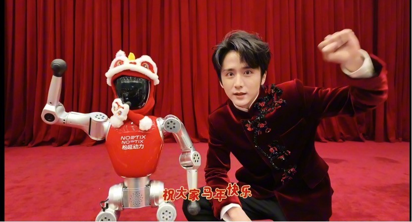 Robot Bumi xuất hiện tại hậu trường buổi tổng duyệt Gala Mừng Xuân của CMG Robot Bumi xuất hiện tại hậu trường buổi tổng duyệt Gala Mừng Xuân của CMG
