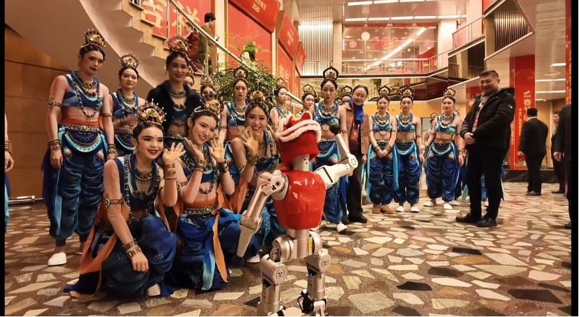 Robot Bumi xuất hiện tại hậu trường buổi tổng duyệt Gala Mừng Xuân của CMG Robot Bumi xuất hiện tại hậu trường buổi tổng duyệt Gala Mừng Xuân của CMG