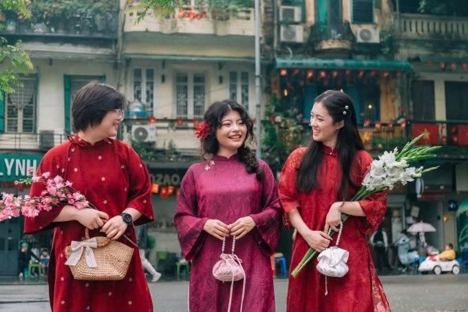 Sian Nem (ở giữa), 27 tuổi, đến từ Singapore, cùng bạn bè tạo dáng trong trang phục áo dài tại Hồ Hoàn Kiếm, Hà Nội Sian Nem (ở giữa), 27 tuổi, đến từ Singapore, cùng bạn bè tạo dáng trong trang phục áo dài tại Hồ Hoàn Kiếm, Hà Nội