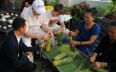 Du khách nước ngoài thích thú với trải nghiệm gói bánh tét Du khách nước ngoài thích thú với trải nghiệm gói bánh tét