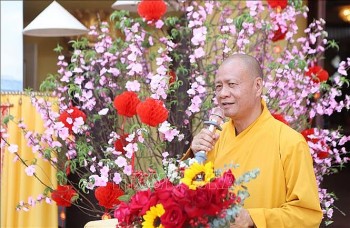 Chương trình Trao quà Tết yêu thương tại chùa Phật Tích, thủ đô Vientiane
