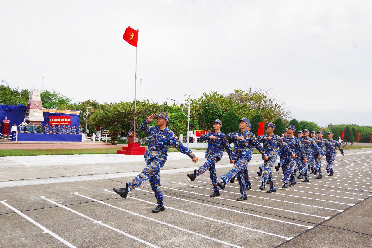 Duyệt đội ngũ trong Lễ ra quân huấn luyện tại đảo Trường Sa Duyệt đội ngũ trong Lễ ra quân huấn luyện tại đảo Trường Sa