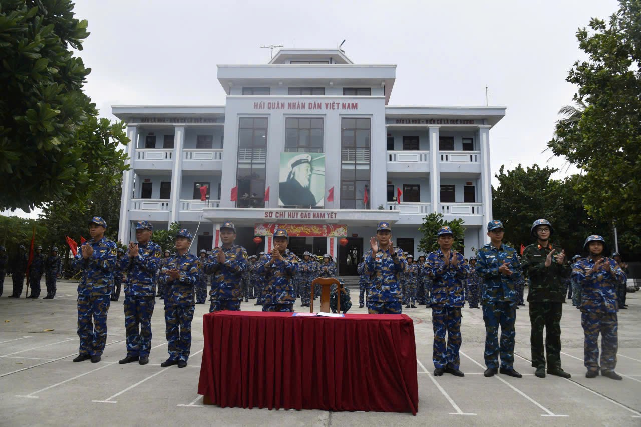 Chấm thi mô hình học cụ trong Lễ ra quân huấn luyện tại đảo Trường Sa Chấm thi mô hình học cụ trong Lễ ra quân huấn luyện tại đảo Trường Sa