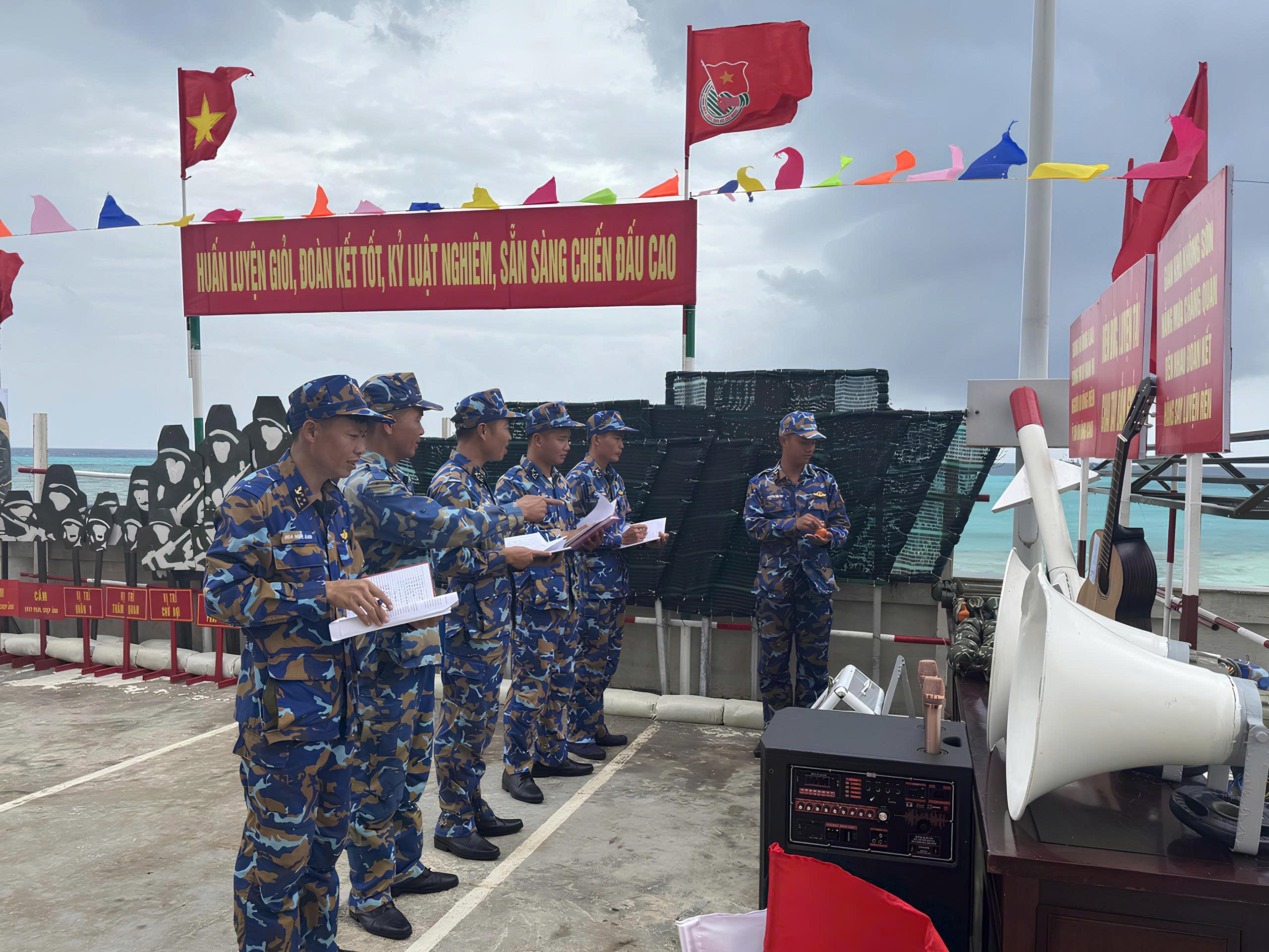 Thăm quan mô hình học cụ tại Đảo Núi Le A Thăm quan mô hình học cụ tại Đảo Núi Le A