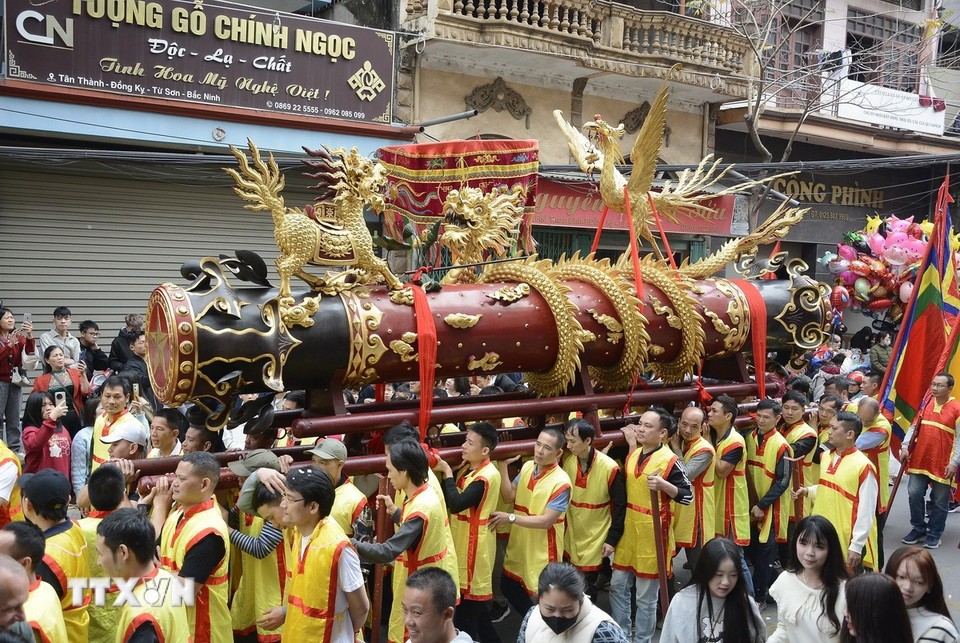 lễ hội rước pháo Đồng Kỵ thu hút hàng nghìn người dân và du khách thập phương trẩy hội. lễ hội rước pháo Đồng Kỵ thu hút hàng nghìn người dân và du khách thập phương trẩy hội.
