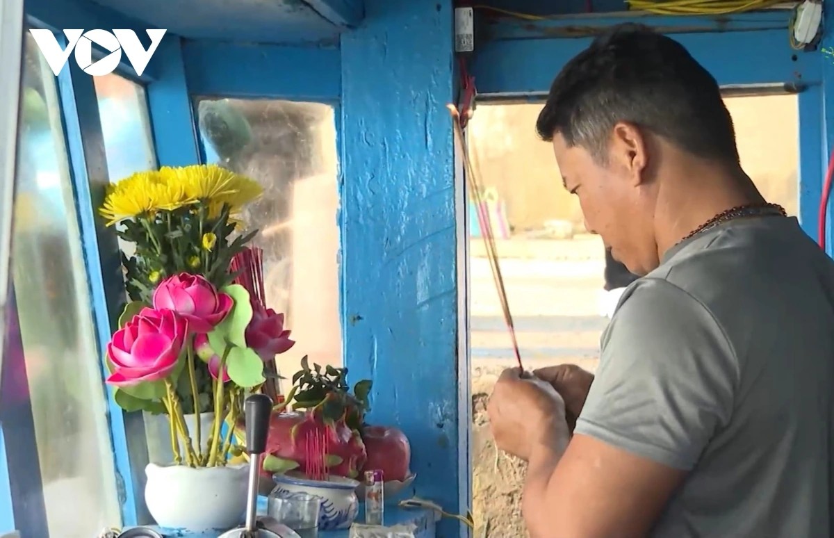 Anh Ngô Văn Tịnh, ngư dân ở phường Hoà Hiệp, tỉnh Đắk Lắk, thực hiện lễ cúng biển trước khi ra khơi đầu Xuân Bính Ngọ. Anh Ngô Văn Tịnh, ngư dân ở phường Hoà Hiệp, tỉnh Đắk Lắk, thực hiện lễ cúng biển trước khi ra khơi đầu Xuân Bính Ngọ.