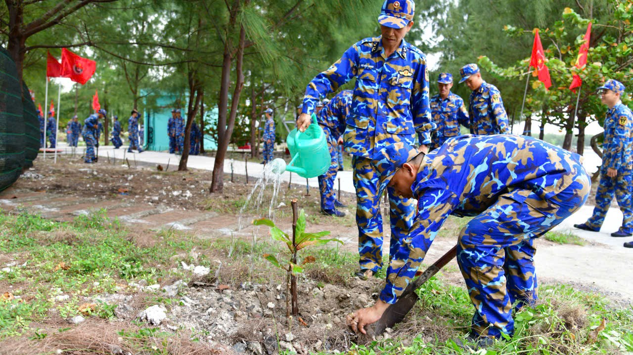 Tết Bính Ngọ 2026: Hơn 9.000 cây xanh được trồng mới tại Trường Sa Tết Bính Ngọ 2026: Hơn 9.000 cây xanh được trồng mới tại Trường Sa