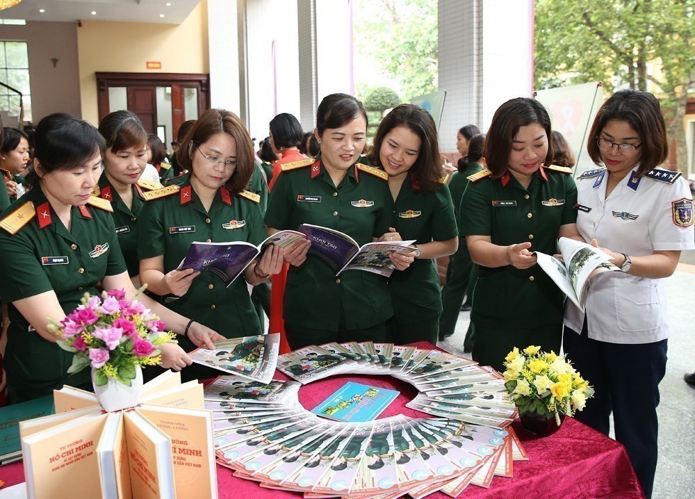 Trưng bày sách, báo, tạp chí tuyên truyền về phụ nữ quân đội tại Tọa đàm Công tác Tuyên truyền về Bình đẳng giới trên báo chí và các phương tiện truyền thông trong quân đội. Ảnh: Dương Giang/TTXVN