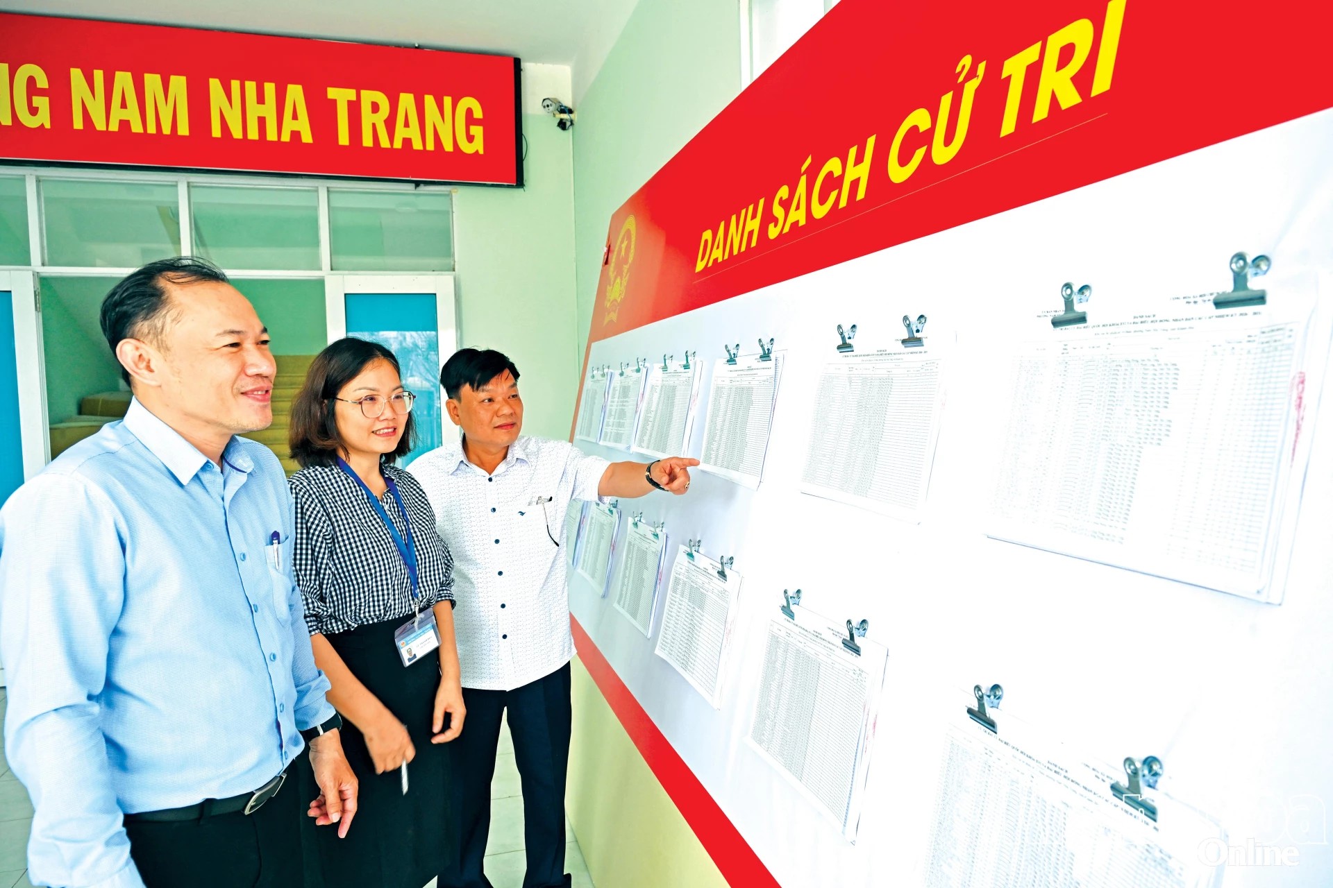 Thành viên các ban bầu cử phường Nam Nha Trang rà soát việc niêm yết danh sách cử tri.