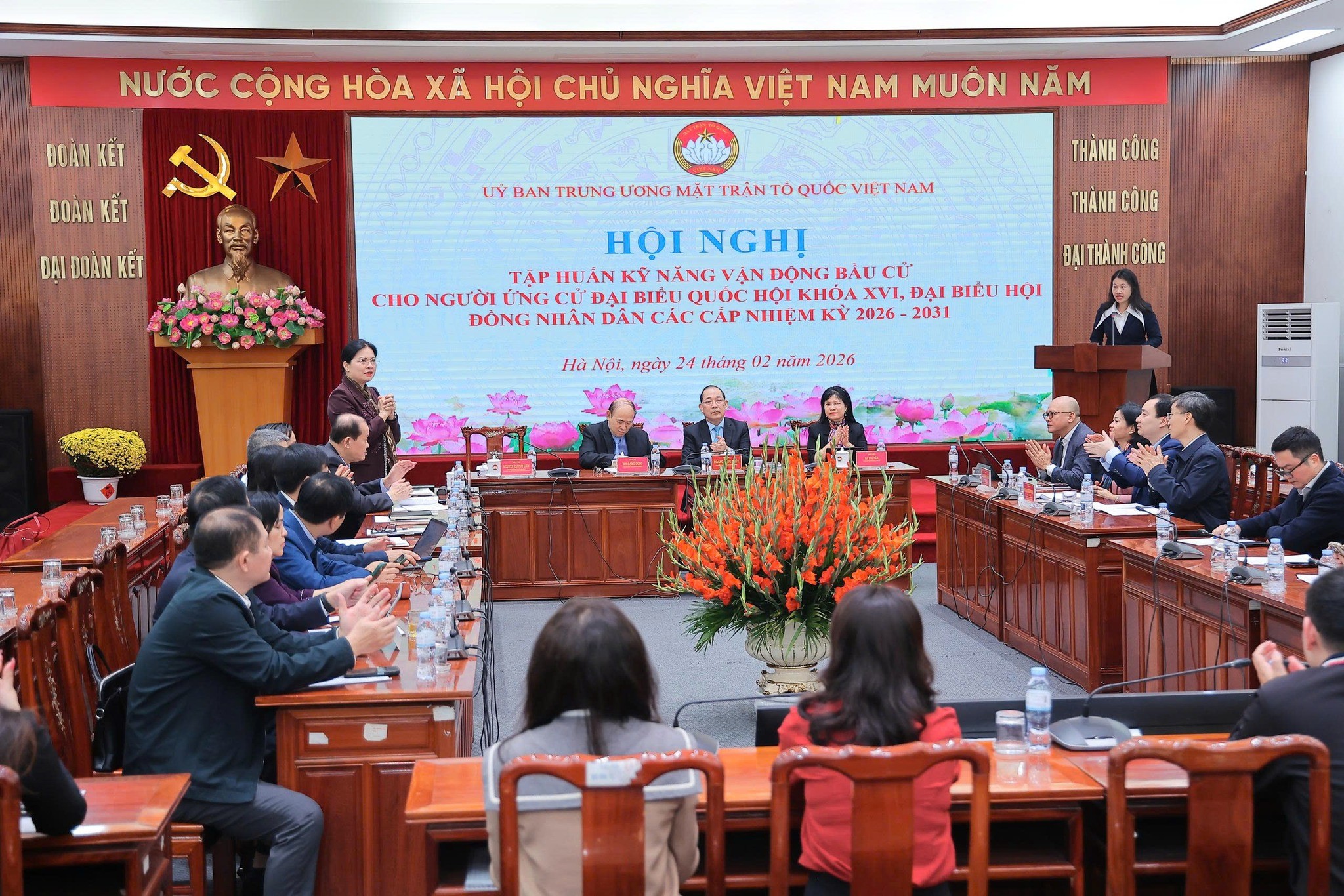 Ngày 24/2, Ủy ban Trung ương MTTQ Việt Nam tổ chức Hội nghị trực tiếp kết hợp trực tuyến tập huấn kỹ năng vận động bầu cử cho người ứng cử đại biểu Quốc hội khóa XVI, đại biểu Hội đồng nhân dân các cấp nhiệm kỳ 2026 - 2031. Ngày 24/2, Ủy ban Trung ương MTTQ Việt Nam tổ chức Hội nghị trực tiếp kết hợp trực tuyến tập huấn kỹ năng vận động bầu cử cho người ứng cử đại biểu Quốc hội khóa XVI, đại biểu Hội đồng nhân dân các cấp nhiệm kỳ 2026 - 2031.