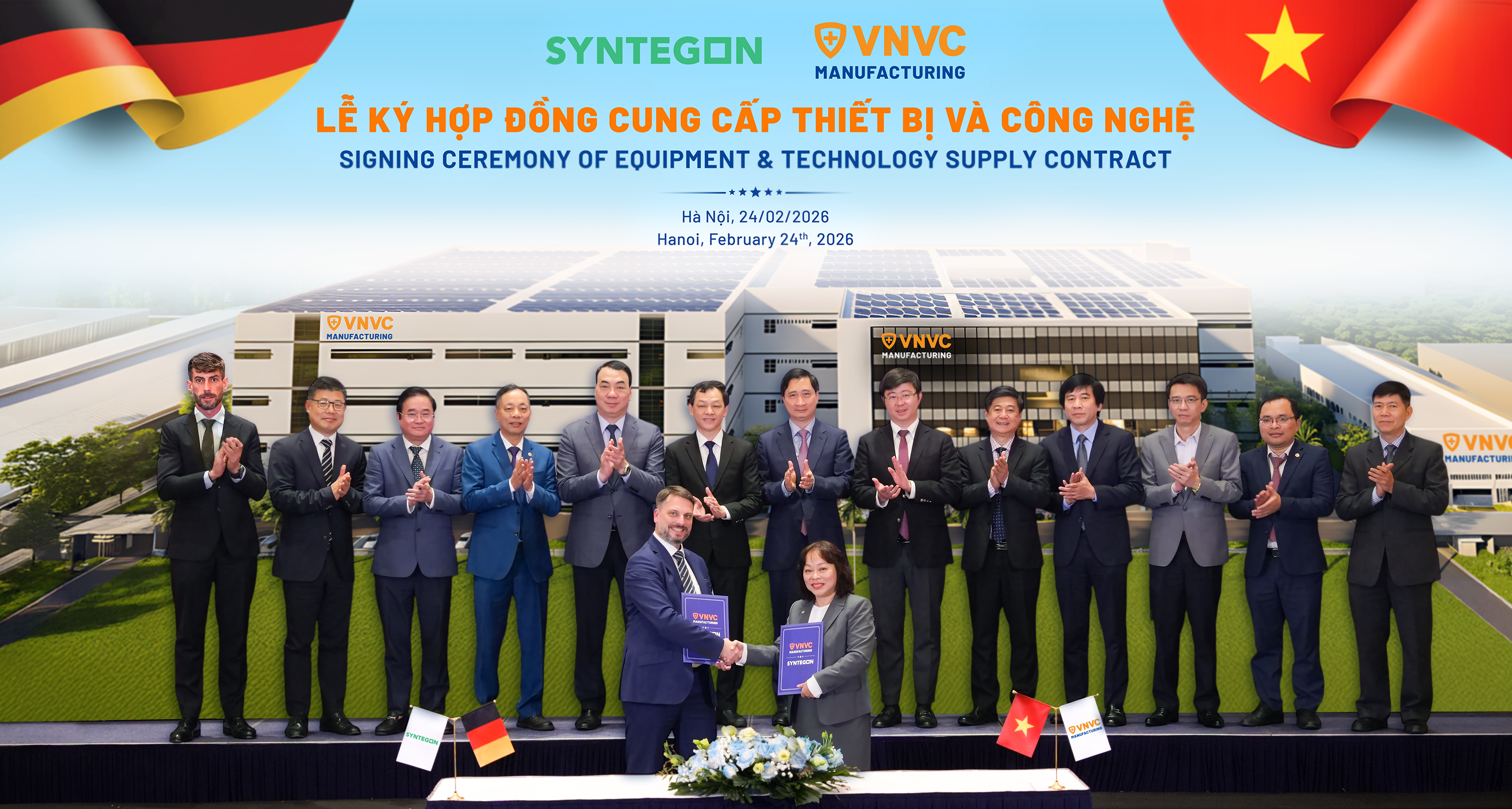 Bà Trần Thị Hồng Thủy - Giám đốc Nhà máy Vắc xin và Sinh phẩm VNVC và ông Florian Blobel - Giám đốc Kinh doanh Syntegon Pharma Liquid khu vực Châu Á - Thái Bình Dương ký kết hợp tác trước sự chứng kiến của lãnh đạo Bộ Y tế, Bộ Khoa học và Công nghệ cùng lãnh đạo các Cục, Viện chuyên môn và Công ty Vaccine Việt Nam (VNVC). Ảnh: Thế Vinh