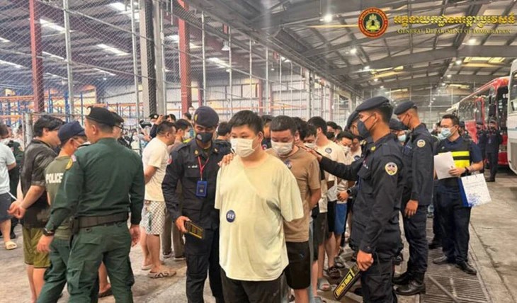 Hình ảnh trong một đợt truy quét lừa đảo toàn quốc tại Campuchia - Ảnh: KHMER TIMES Hình ảnh trong một đợt truy quét lừa đảo toàn quốc tại Campuchia - Ảnh: KHMER TIMES