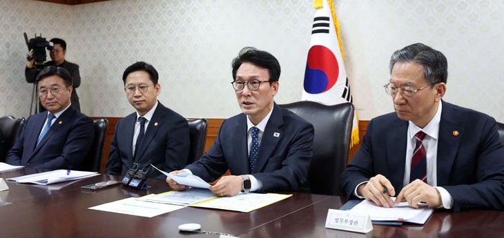 Thủ tướng Hàn Quốc Kim Min Seok tại Hội nghị Bộ trưởng về đối phó với tin giả ngày 26-2 - Ảnh: Chosun D Thủ tướng Hàn Quốc Kim Min Seok tại Hội nghị Bộ trưởng về đối phó với tin giả ngày 26-2 - Ảnh: Chosun D