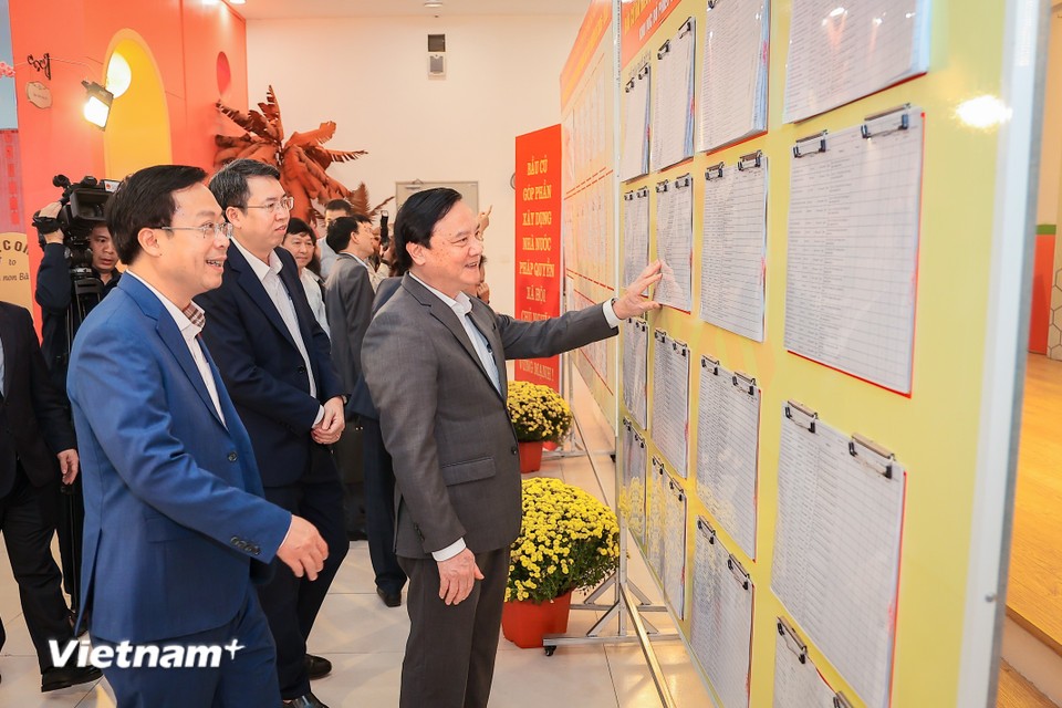 tới một số điểm bầu cử tại Hà Nội để kiểm tra công tác chuẩn bị cho ngày hội non sông. Ảnh: Vietnam+