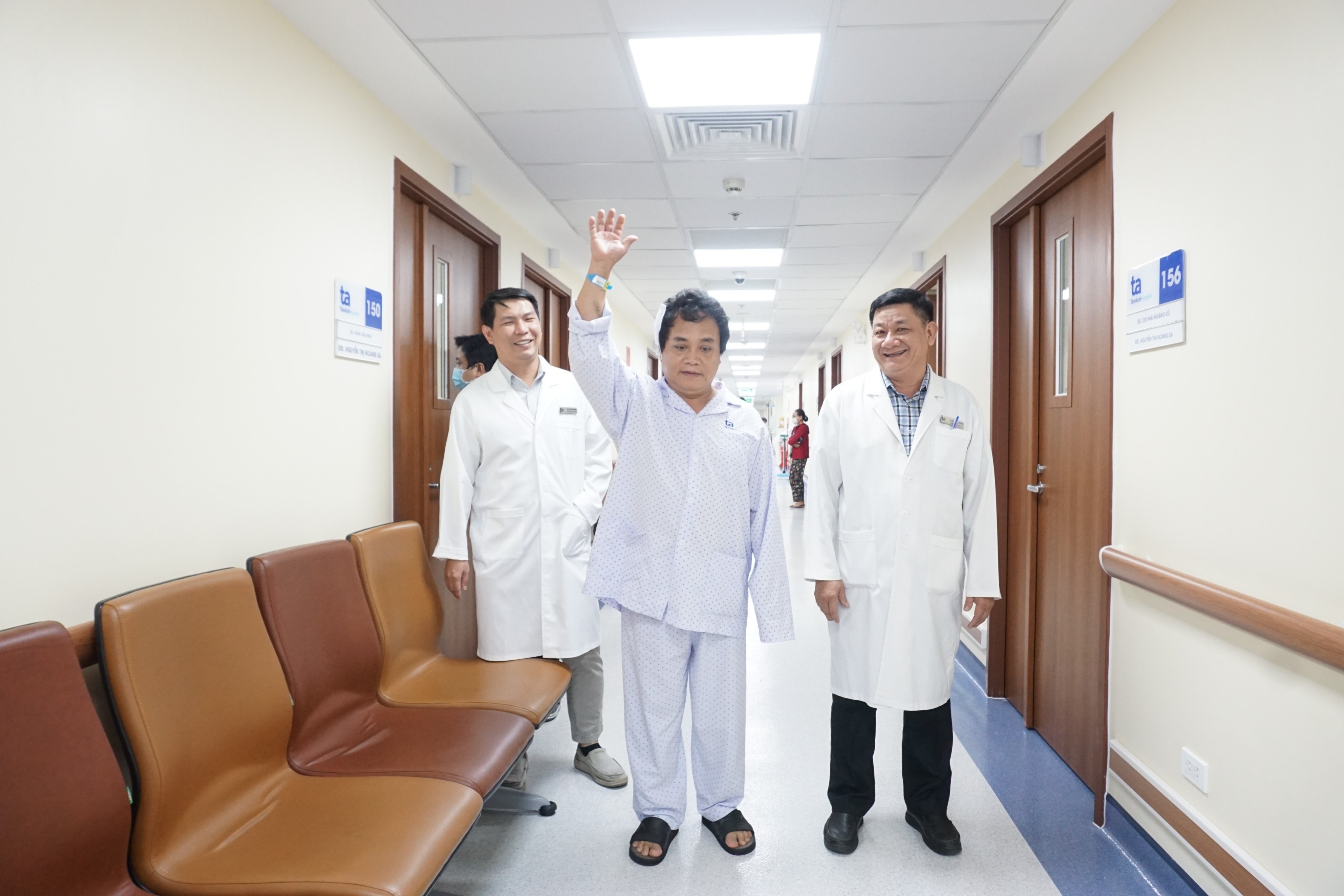 Ông Hải (58 tuổi) bị đột quỵ xuất huyết não hơn 24 giờ, lơ mơ yếu liệt, được mổ cấp cứu lấy máu tụ bằng robot AI. Ảnh: Bệnh viện Đa khoa Tâm Anh Ông Hải (58 tuổi) bị đột quỵ xuất huyết não hơn 24 giờ, lơ mơ yếu liệt, được mổ cấp cứu lấy máu tụ bằng robot AI. Ảnh: Bệnh viện Đa khoa Tâm Anh