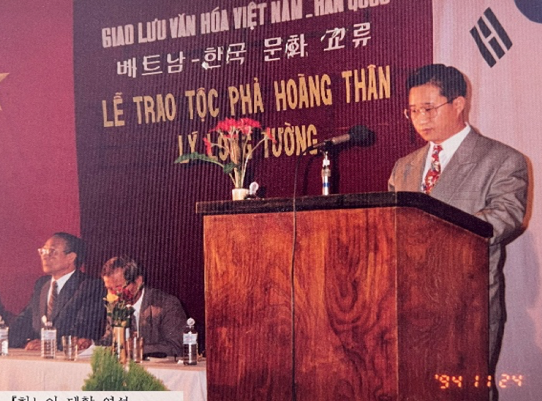 Phát biểu tại Trường Đại học Tổng hợp Hà Nội năm 1994 (Ảnh: NVCC) Phát biểu tại Trường Đại học Tổng hợp Hà Nội năm 1994 (Ảnh: NVCC)