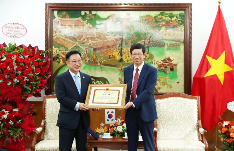 Thứ trưởng Bộ VH-TT&DL Hồ An Phong trao Bằng khen cho ông Lý Xương Căn, Đại sứ Du lịch Việt Nam tại Hàn Quốc. (Ảnh: Bộ VH-TT&DL) Thứ trưởng Bộ VH-TT&DL Hồ An Phong trao Bằng khen cho ông Lý Xương Căn, Đại sứ Du lịch Việt Nam tại Hàn Quốc. (Ảnh: Bộ VH-TT&DL)