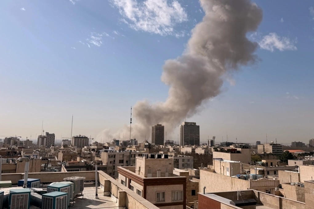 Cột khói bốc lên ở Tehran, Iran sau đòn không kích của Israel ngày 28/2. Ảnh: AP Cột khói bốc lên ở Tehran, Iran sau đòn không kích của Israel ngày 28/2. Ảnh: AP