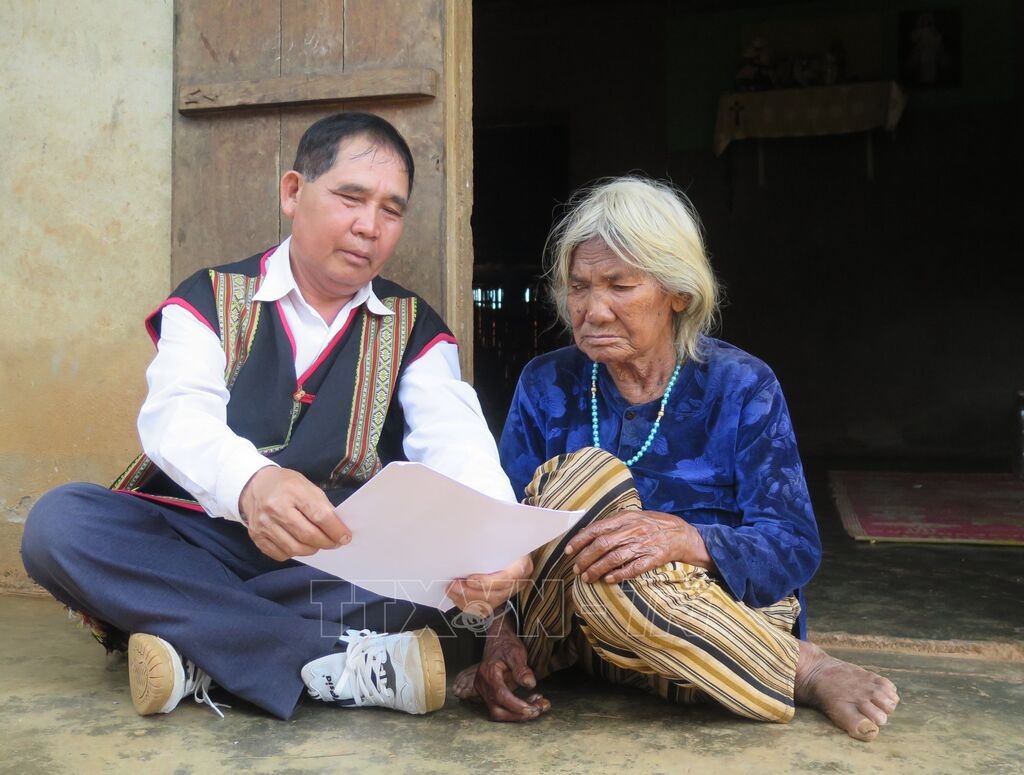 Đối với những cử tri lớn tuổi, cán bộ xã Ngọk Réo, tỉnh Quảng Ngãi đến tận nhà để tuyên truyền bầu cử. (Ảnh: TTXVN) Đối với những cử tri lớn tuổi, cán bộ xã Ngọk Réo, tỉnh Quảng Ngãi đến tận nhà để tuyên truyền bầu cử. (Ảnh: TTXVN)