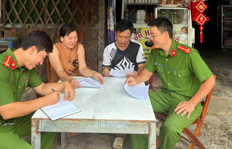 Cán bộ Công an đặc khu Thổ Châu, tỉnh An Giang rà soát, làm sạch dữ liệu phục vụ bầu cử đại biểu Quốc hội khóa XVI và đại biểu HĐND các cấp nhiệm kỳ 2026-2031. (Ảnh: Báo Công an nhân dân) Cán bộ Công an đặc khu Thổ Châu, tỉnh An Giang rà soát, làm sạch dữ liệu phục vụ bầu cử đại biểu Quốc hội khóa XVI và đại biểu HĐND các cấp nhiệm kỳ 2026-2031. (Ảnh: Báo Công an nhân dân)