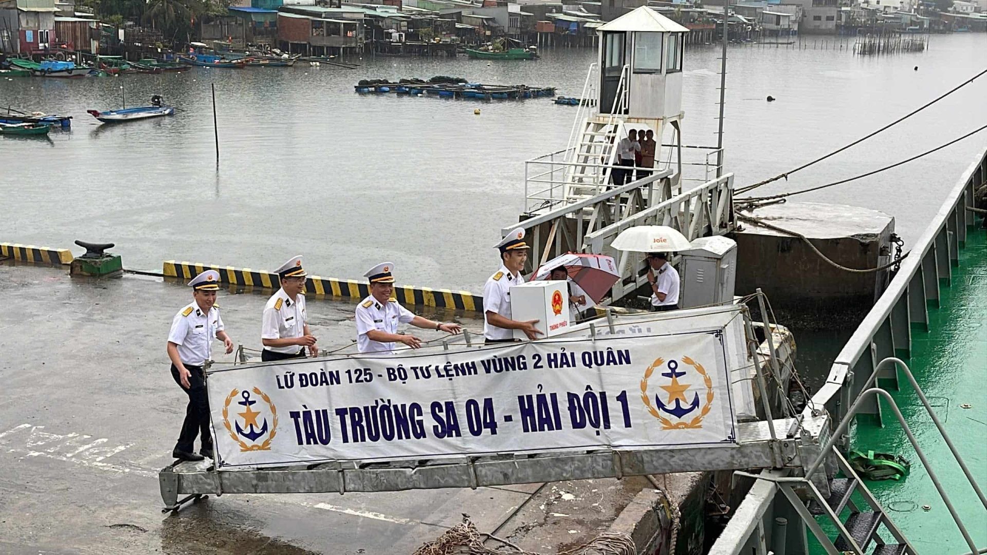 Đoàn công tác trên tàu Trường Sa 04 và Trường Sa 21 (Vùng 2 Hải quân) rời bến thực hiện nhiệm vụ bầu cử sớm cho các nhà giàn DK1, tàu trực và các ngư dân đang khai thác trên biển, ngày 26/02/2026. (Ảnh: Tạp chí Kinh tế Sài Gòn) Đoàn công tác trên tàu Trường Sa 04 và Trường Sa 21 (Vùng 2 Hải quân) rời bến thực hiện nhiệm vụ bầu cử sớm cho các nhà giàn DK1, tàu trực và các ngư dân đang khai thác trên biển, ngày 26/02/2026. (Ảnh: Tạp chí Kinh tế Sài Gòn)