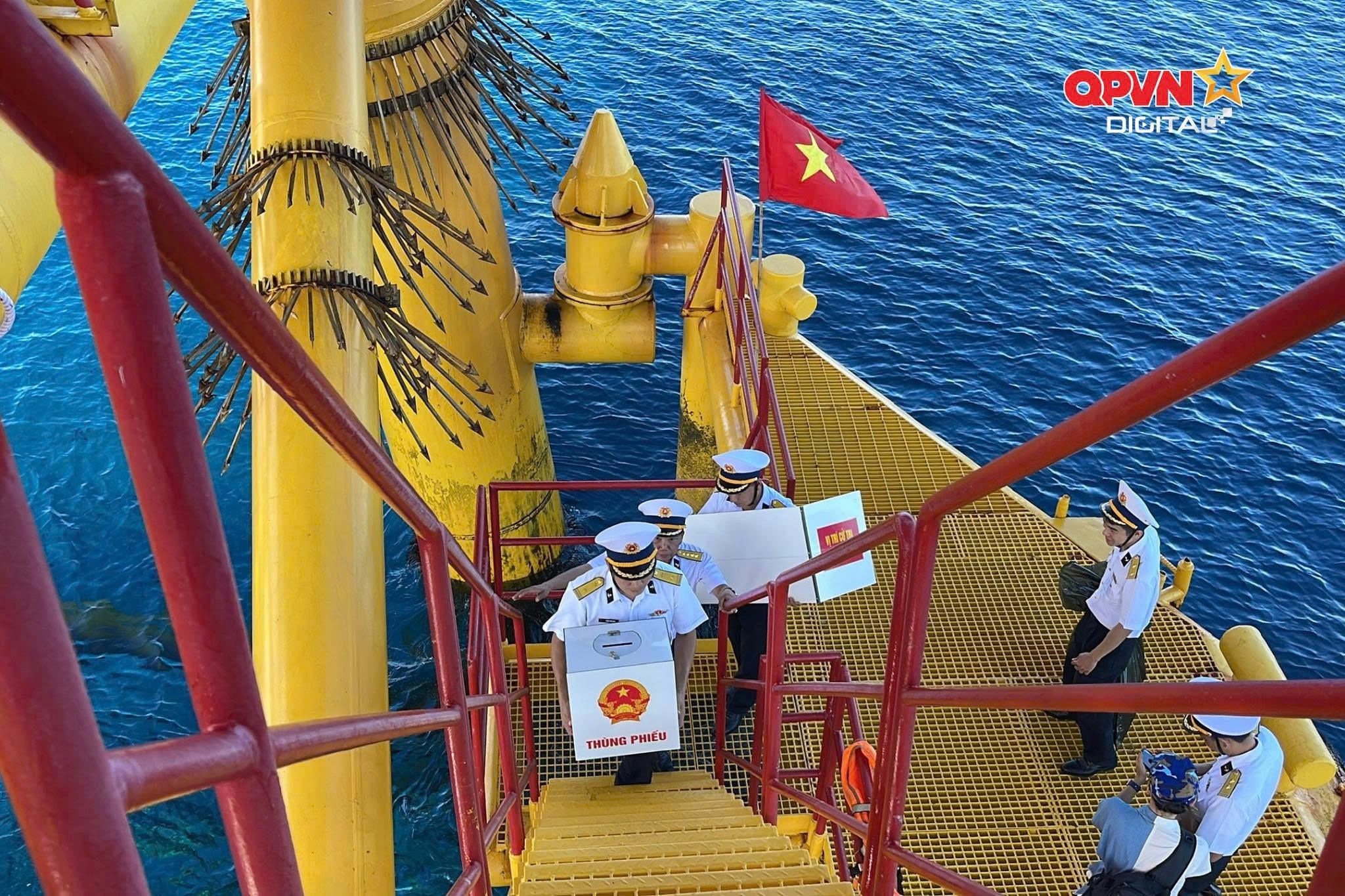 Tổ bầu cử trên tàu Trường Sa 04 tới nhà giàn nhà giàn DK1/9 - Ba Kè tổ chức bầu cử sớm cho cán bộ chiến sĩ, ngày 01/3/2026. (Ảnh: Truyền hình Quốc phòng) Tổ bầu cử trên tàu Trường Sa 04 tới nhà giàn nhà giàn DK1/9 - Ba Kè tổ chức bầu cử sớm cho cán bộ chiến sĩ, ngày 01/3/2026. (Ảnh: Truyền hình Quốc phòng)