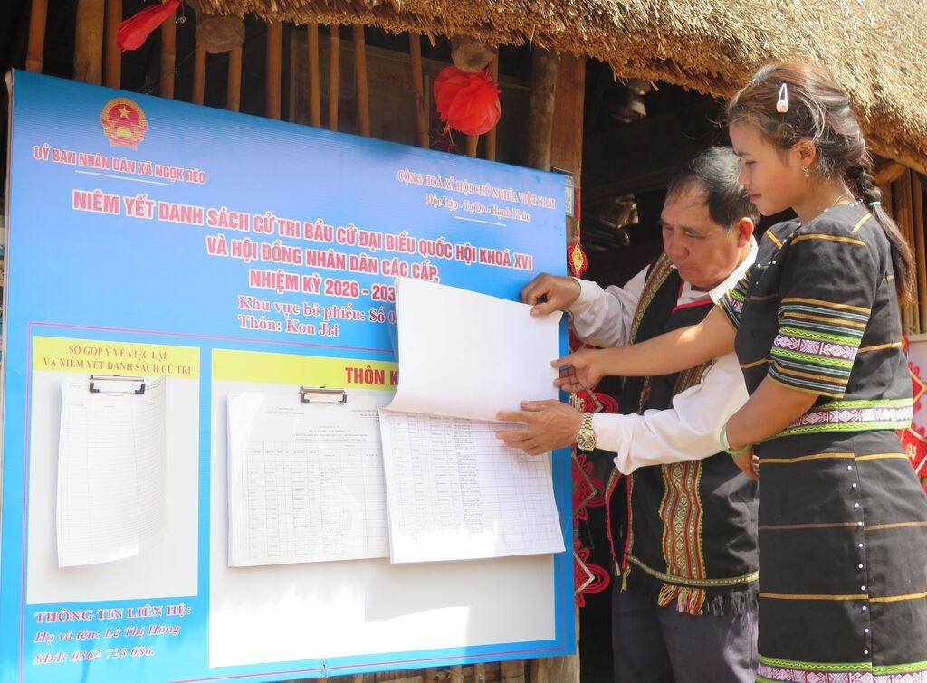 Danh sách cử tri và người ứng cử được niêm yết công khai tại nhà Rông ở xã Ngọk Réo, tỉnh Quảng Ngãi để người dân theo dõi. Danh sách cử tri và người ứng cử được niêm yết công khai tại nhà Rông ở xã Ngọk Réo, tỉnh Quảng Ngãi để người dân theo dõi.