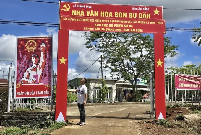 Nhà văn hóa Bon Bu Đăk, xã Quảng Trực, tỉnh Lâm Đồng được trang hoàng cờ, pano, khẩu hiệu, sẵn sàng cho ngày bầu cử. (Ảnh: Báo Sài Gòn Giải Phóng) Nhà văn hóa Bon Bu Đăk, xã Quảng Trực, tỉnh Lâm Đồng được trang hoàng cờ, pano, khẩu hiệu, sẵn sàng cho ngày bầu cử. (Ảnh: Báo Sài Gòn Giải Phóng)