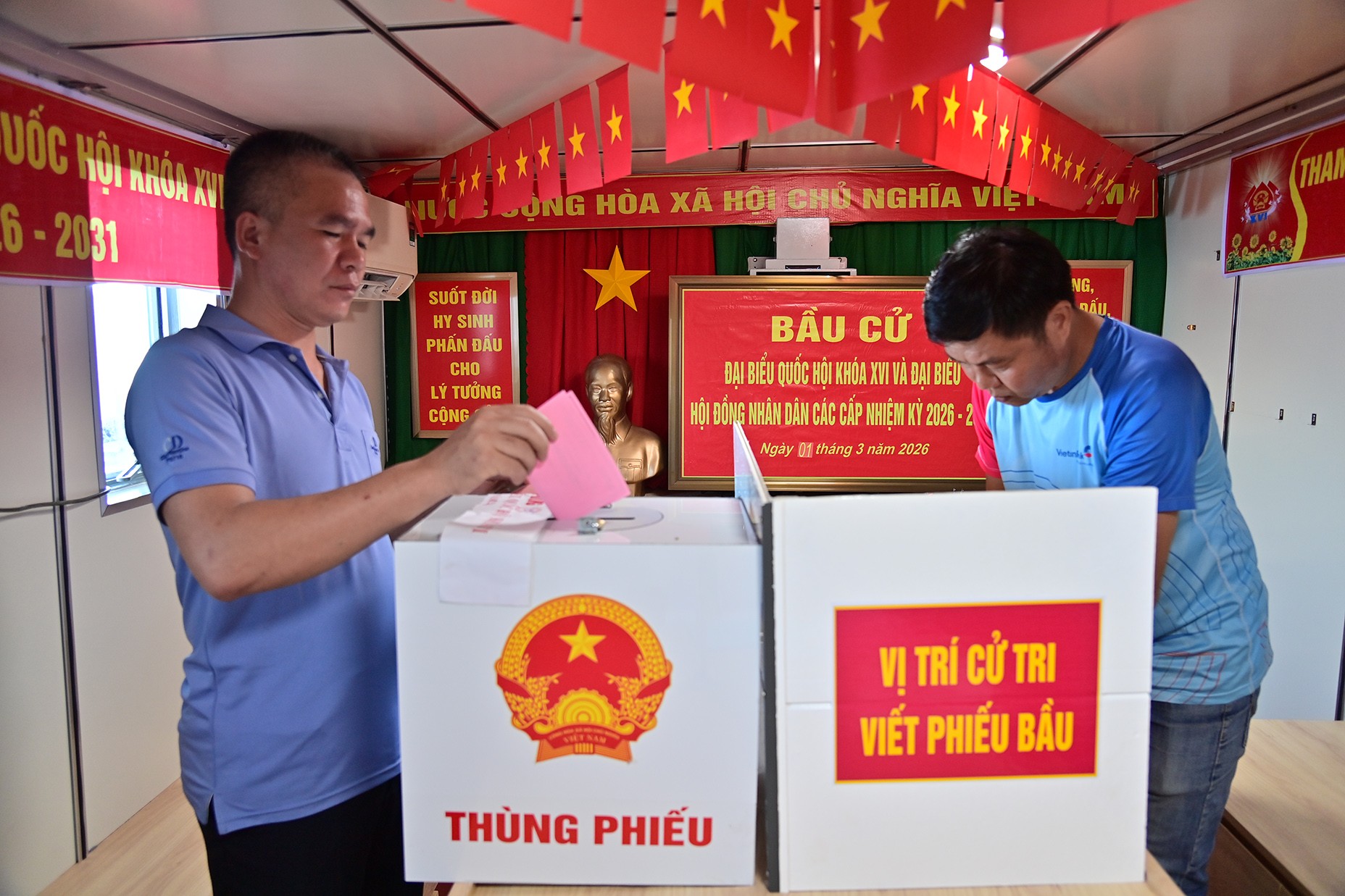 Bỏ phiếu sớm trên tàu Hải An 68 và Nhà giàn DK1/9 Bỏ phiếu sớm trên tàu Hải An 68 và Nhà giàn DK1/9