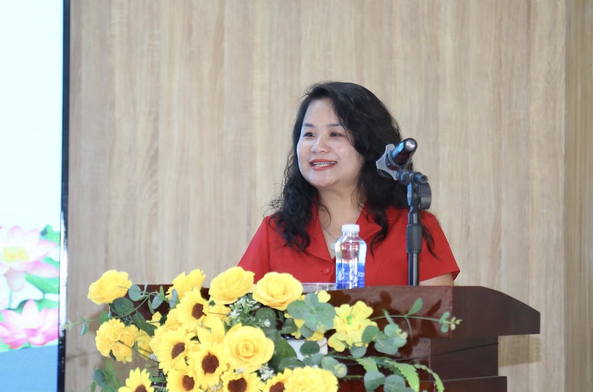 Bà Nguyễn Quỳnh Liên tiếp xúc cử tri xã Đông Hoà, tỉnh An Giang Bà Nguyễn Quỳnh Liên tiếp xúc cử tri xã Đông Hoà, tỉnh An Giang