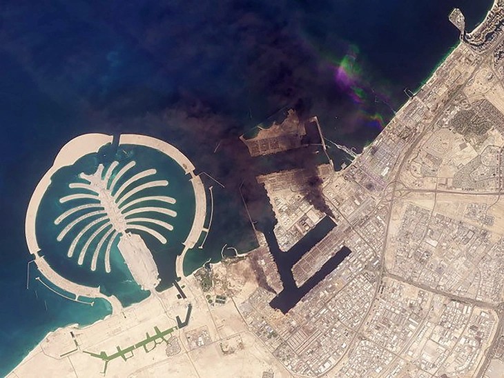Ảnh vệ tinh chụp vào ngày 2-3 cho thấy những cột khói cuồn cuộn bốc lên ở Dubai sau một vụ tấn công - Ảnh: AFP Ảnh vệ tinh chụp vào ngày 2-3 cho thấy những cột khói cuồn cuộn bốc lên ở Dubai sau một vụ tấn công - Ảnh: AFP